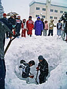 雪上運動会の名物種目『地面出し競争』
